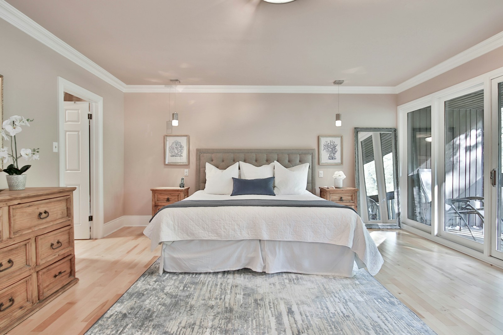 Jak zagospodarować przestrzeń w sypialni?